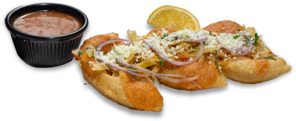 Empanadas fritas con curtido, cebolla y queso