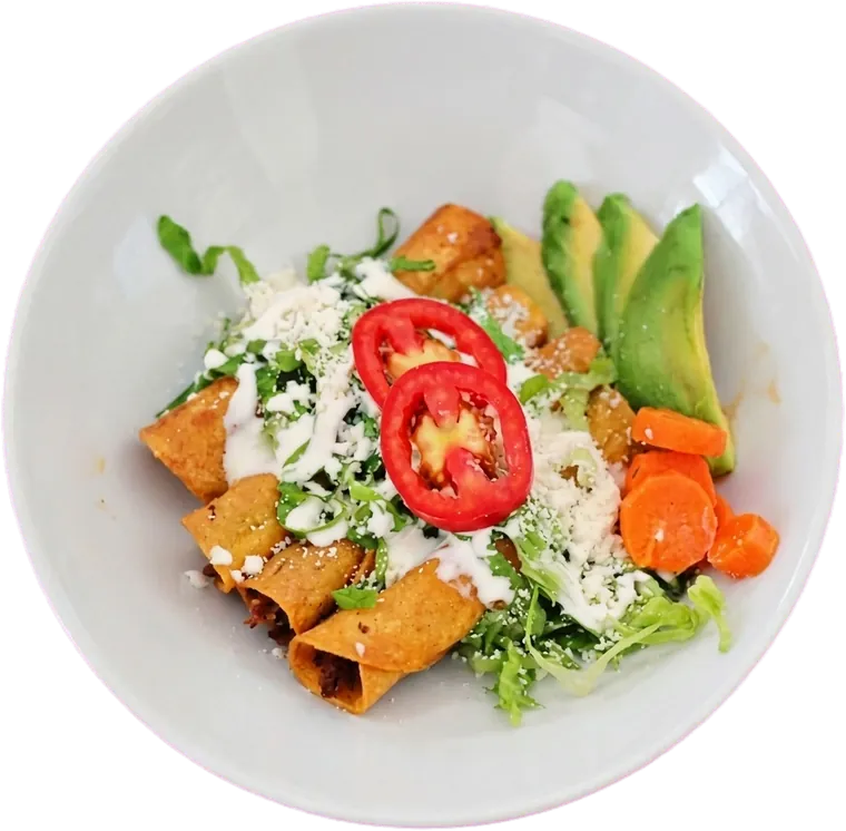 Flautas de pollo con crema, queso, aguacate y ensalada