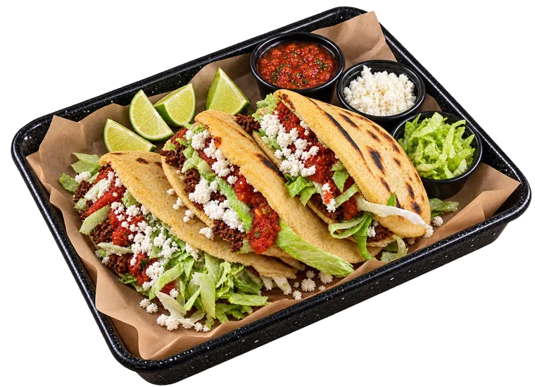 Gorditas de maíz con carne, lechuga, crema y queso