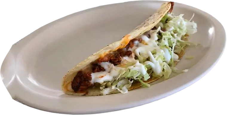 Minga: quesadilla de tortilla de maíz con carne, lechuga y crema