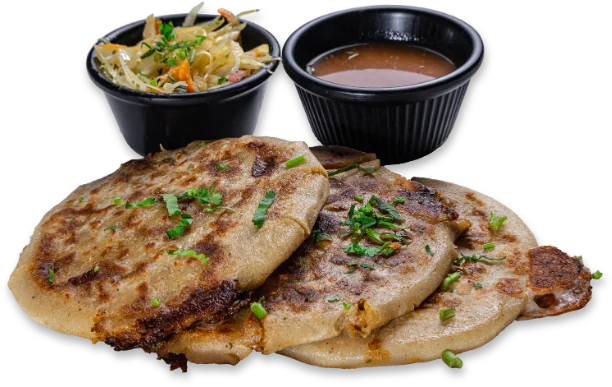 Pupusas recién hechas con curtido y salsa