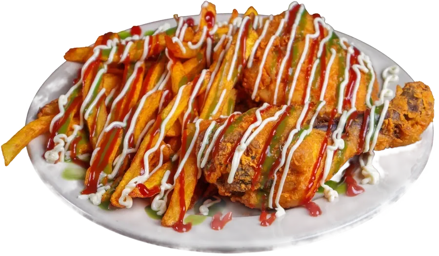 Salchipapas servidas con salsas